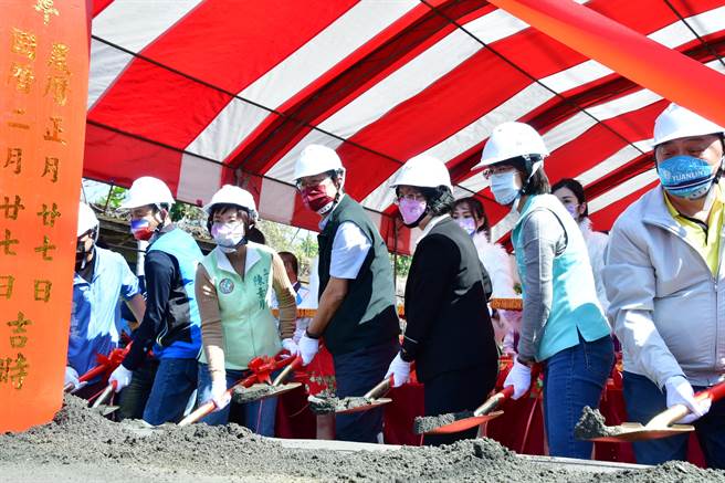 东彰道路北段预计2024年3月，连同施工中的南延段同步完工，全段全线通车后，沿线乡镇民眾生活交通大大便捷，南来北往只需20分钟就能上交流道。（谢琼云摄）