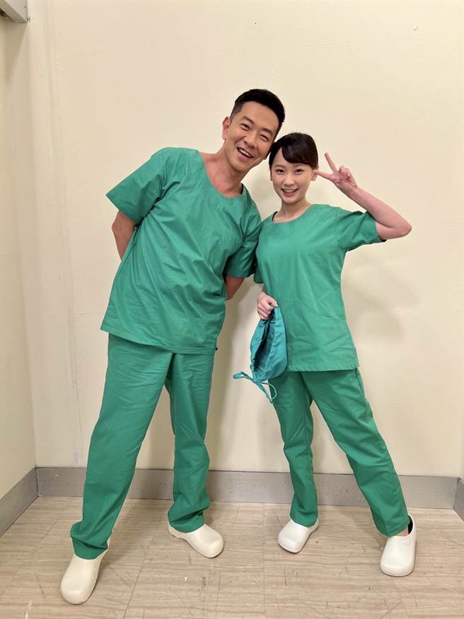 吳鈺萱（右）在《黃金歲月》聯手江俊翰打擊暗黑反派。（民視提供）