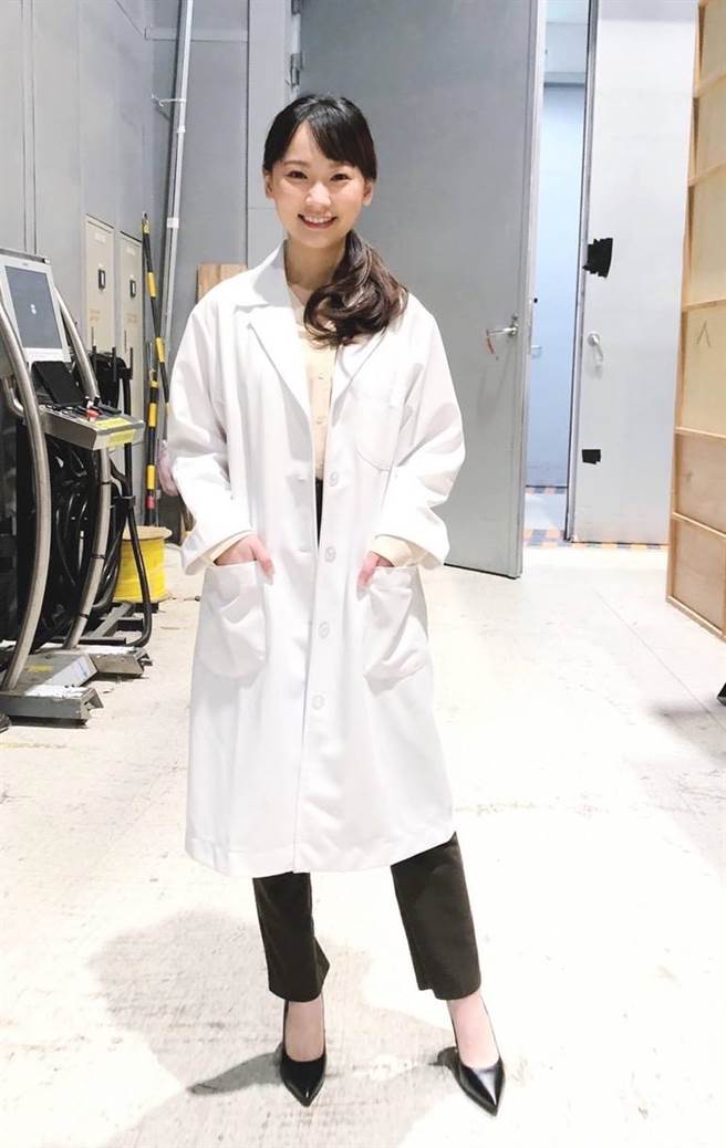 吳鈺萱（右）在《黃金歲月》飾演徐曼婷醫師。（民視提供）