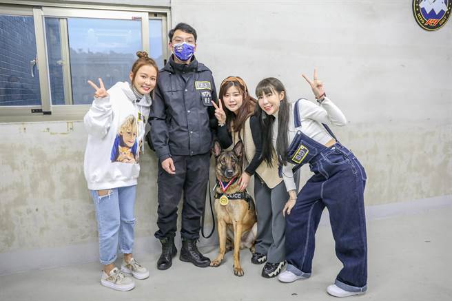 大家抢着跟毕业的毛警官杰森合影。（17LIVE提供）