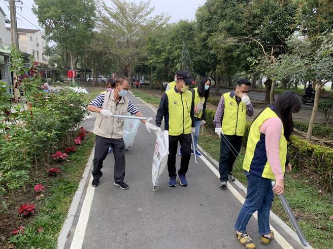 救国团台南市工商青年社会服务队结合柳营区太康里里长、区公所，打扫太康里绿色隧道环境。（台南市柳营区公所提供／刘秀芬台南传真）