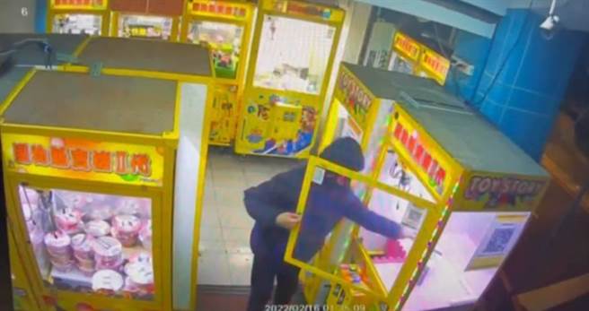 吴姓嫌犯用万用钥匙窃取他人机台内商品，再放入自己机台销售。（读者提供／程炳璋台南传真）