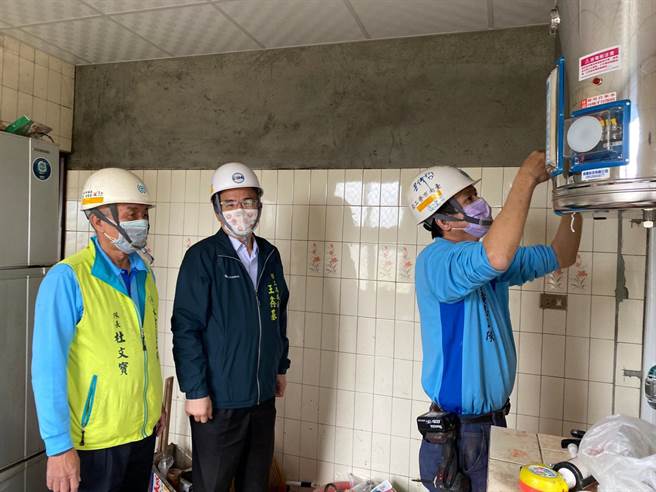 电气工会修缮志工至关庙区案家安装热水炉。(台南市劳工局提供／刘秀芬台南传真)