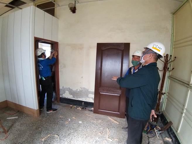 木工工会修缮志工至北门区案家修缮木门。(台南市劳工局提供／刘秀芬台南传真)