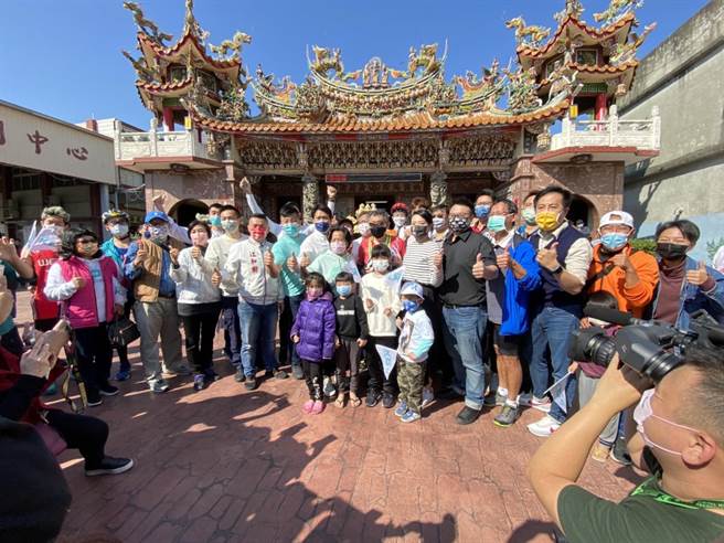 民眾党党主席、台北市长柯文哲任内最后一趟「一日北高」自行车挑战，第三站抵达彰化伸港乡宝天宫，在面前与所有粉丝支持者和党职人员大合照。（民眾党彰化县党部提供／谢琼云彰化传真）