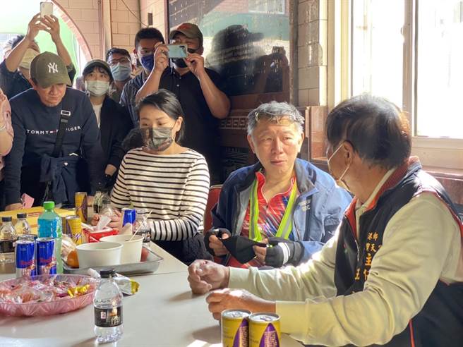 柯文哲在伸港乡宝天宫短暂停留半小时，在庙内与庙方、支持者粉丝们聊天休息，并未受访。（民眾党彰化县党部提供／谢琼云彰化传真）