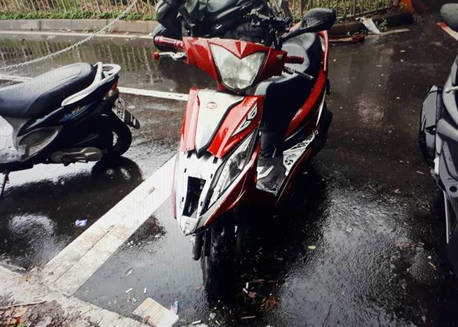 萬華堤外便道疑因天雨路滑導致4輛機車發生交通事故。（民眾提供／李文正台北傳真）