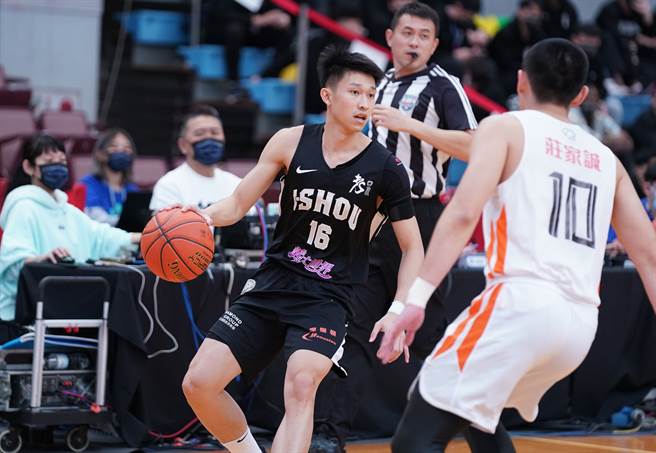 義守大學陳品銓含4記三分球，全場進帳18分。（大專體總提供）