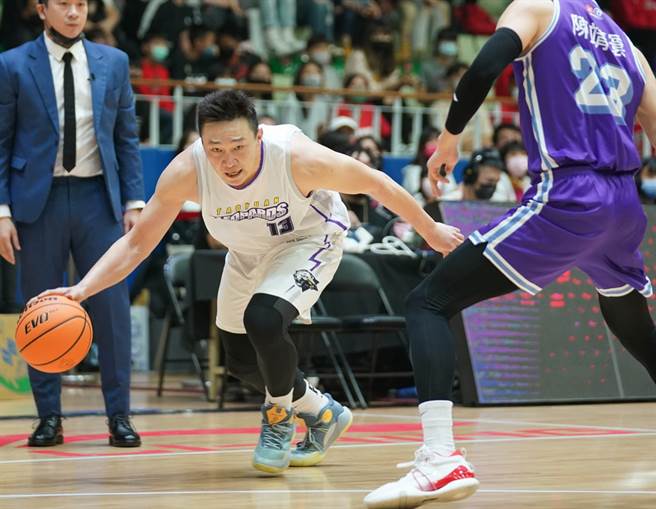 張智峰首次穿上雲豹球衣上場，就先發打了31分鐘，完全不像41歲老將。(T1聯盟提供)