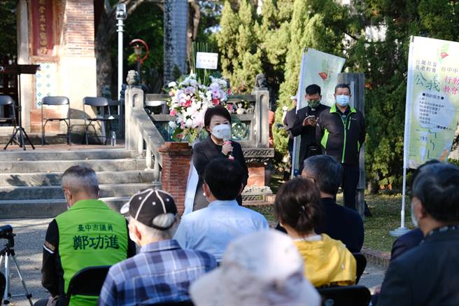 市長盧秀燕（後中）出席表示，228為國定紀念日，大家齊聚追思，也為俄烏戰爭祈禱，盼戰爭早日結束。（台中市政府提供／張妍溱台中傳真）