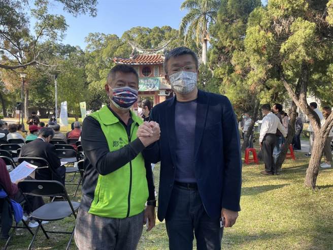 立法院副院長蔡其昌（右）說，民主不是天下掉下來，未來繼續打拚。（讀者提供／張妍溱台中傳真）