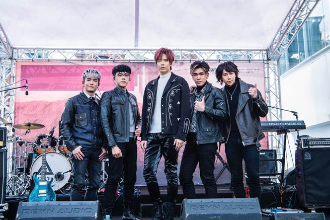 八三夭今举办《颠倒世界》专辑签唱会与庆功。（不摇就滚提供）