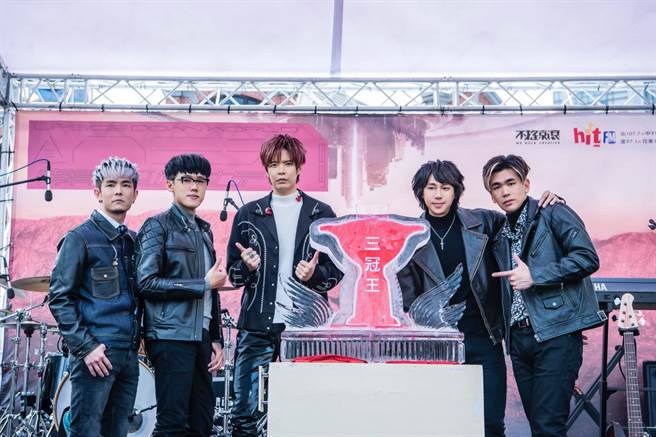 八三夭今举办《颠倒世界》专辑签唱会与庆功。（不摇就滚提供）