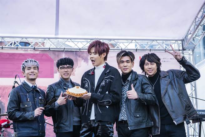 八三夭今举办《颠倒世界》专辑签唱会与庆功。（不摇就滚提供）