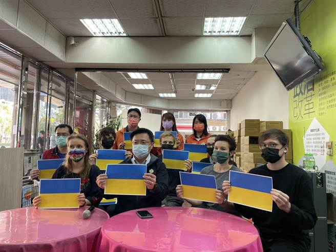 立委赵天麟27日偕同3名俄罗斯人及3名乌克兰人举办记者会反战。（洪靖宜摄）