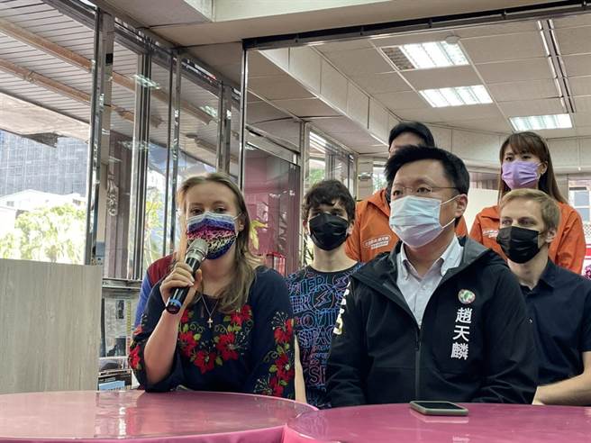 Olha(左)提到，在乌克兰的哥哥目前人已经上战场。（洪靖宜摄）