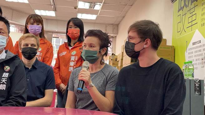 Olga(中)提到他们是俄罗斯人但反对战争。（洪靖宜摄）