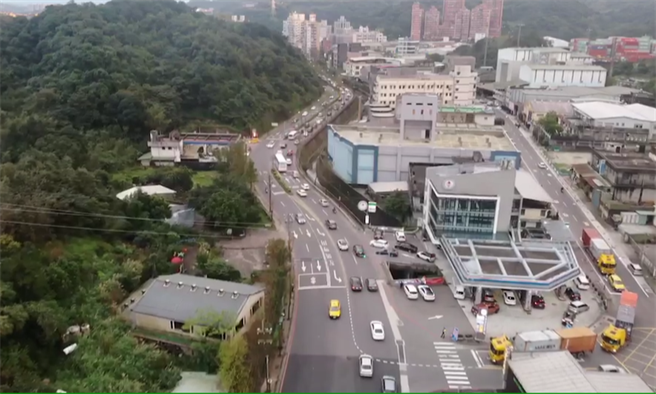 约莫下午5点多，天色逐渐昏暗，往万里车辆大幅减少。（翻摄照片／陈彩玲基隆传真）