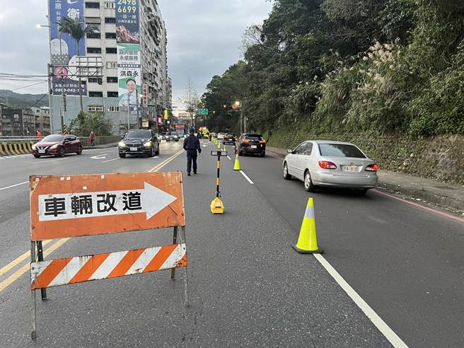 基隆基金二、三路傍晚6点再次实施调拨车道，并加派员警疏导。（翻摄照片／陈彩玲基隆传真）