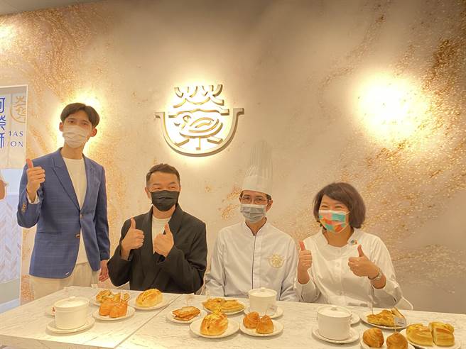 阿荣师啤酒鸭插旗嘉义市美食一级战区中正路，更请来演员邱彦翔（左二）代言，市长黄敏惠（右一）也前往参加开幕。（张亦惠摄）