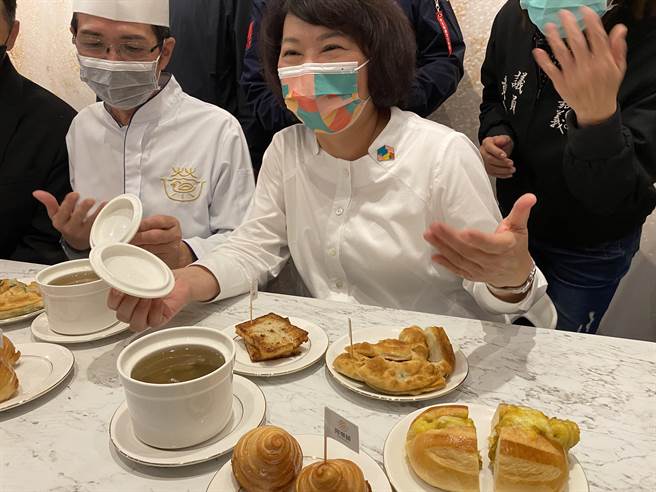 市长黄敏惠大讚啤酒鸭开盖就很香，演员邱彦翔也说，吃到啤酒鸭清爽回甘肉质软嫩，让他惊艷。（张亦惠摄）