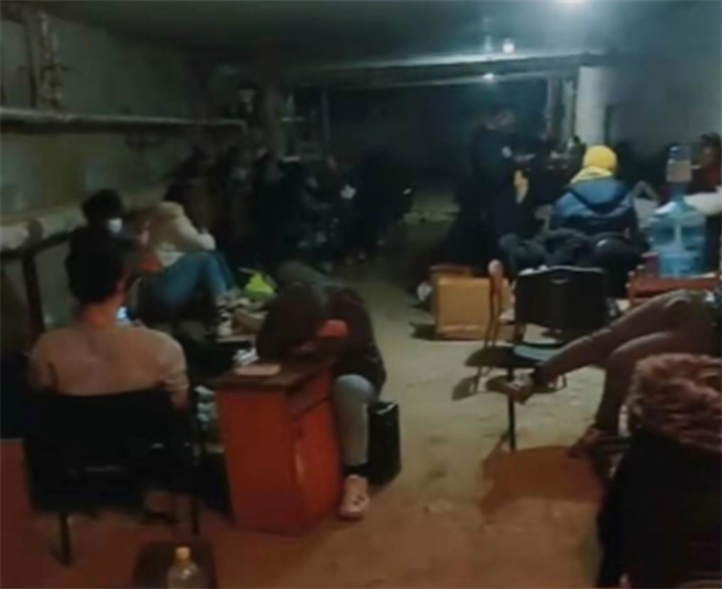 烏克蘭掀反華潮，當地的大陸留學生透露，躲在防空洞都會被烏克蘭人逼問，只好假裝是日本人自保。圖為留學生避難防空洞內場景。（圖截自大陸環球網微信公眾號／留學生提供）