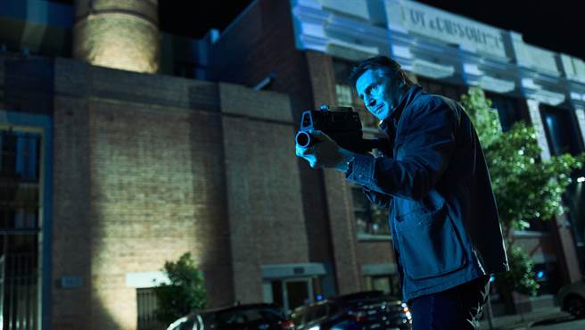 连恩尼逊不间断演动作片，银幕作品依旧维持高产量。（威视提供）