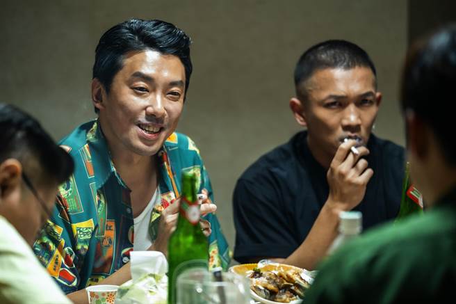 段钧豪（左）跟黄尚禾这回饰演刑警。（星泰娱乐提供）