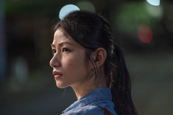 李千那也饰演刑警「雯子」。（星泰娱乐提供）