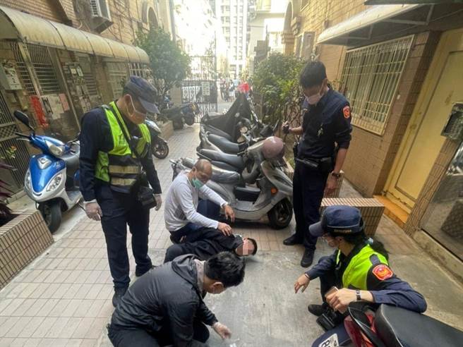 蔡姓通緝犯被壓制在地。（翻攝照片／高雄洪靖宜傳真）