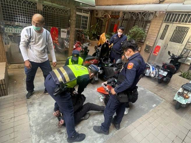 蔡姓通緝犯被壓制在地。（翻攝照片／高雄洪靖宜傳真）