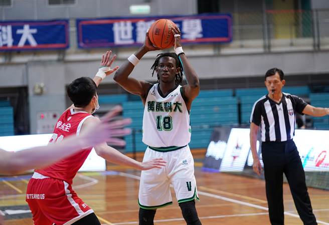 万能科大盖比19分、20篮板。（大专体总提供）