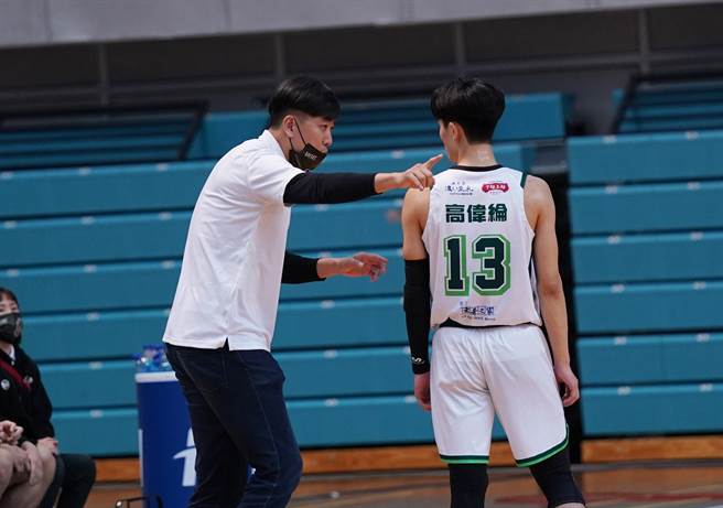 万能科大教头吴奉晟（左）指导球员。（大专体总提供）