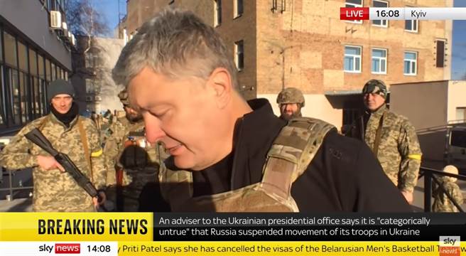 后方士兵出包掉下弹匣，憋笑面对镜头，表情超有戏。（图翻摄YouTube／Sky News）