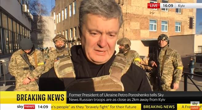 弹匣一直装不回去，让士兵忍不住低头查看。（图翻摄YouTube／Sky News）