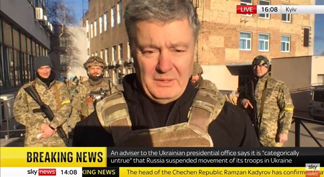 士兵从邻兵手中拿回弹匣后，紧握弹匣想要默默装回去。（图翻摄YouTube／Sky News）