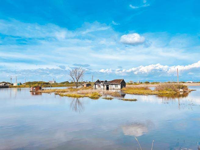 东石乡三块厝水中小屋因在水一方的美景爆红，没想到屋主今返家屋内东西竟全被宵小搬空。（本报资料照片）