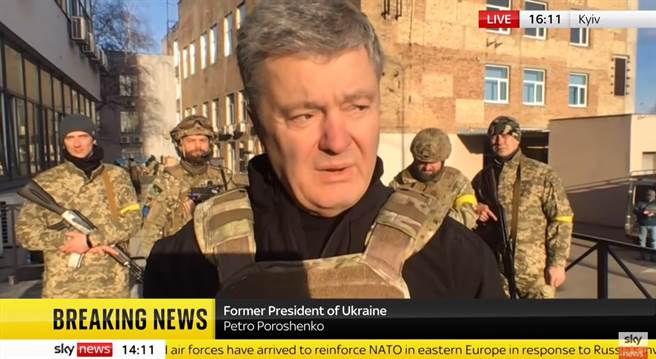 士兵摸索2分钟后，终于成功装回弹匣。（图翻摄YouTube／Sky News）