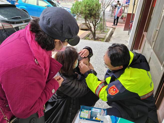 从台北来赏樱的小朋友跌倒擦伤，员警主动清理伤口及擦药。（民眾提供）