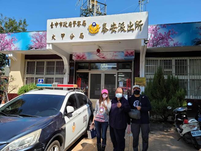 台北游客为感谢员警帮忙寻获背包，特地再度南下赏樱并带来水果致谢。（民眾提供）