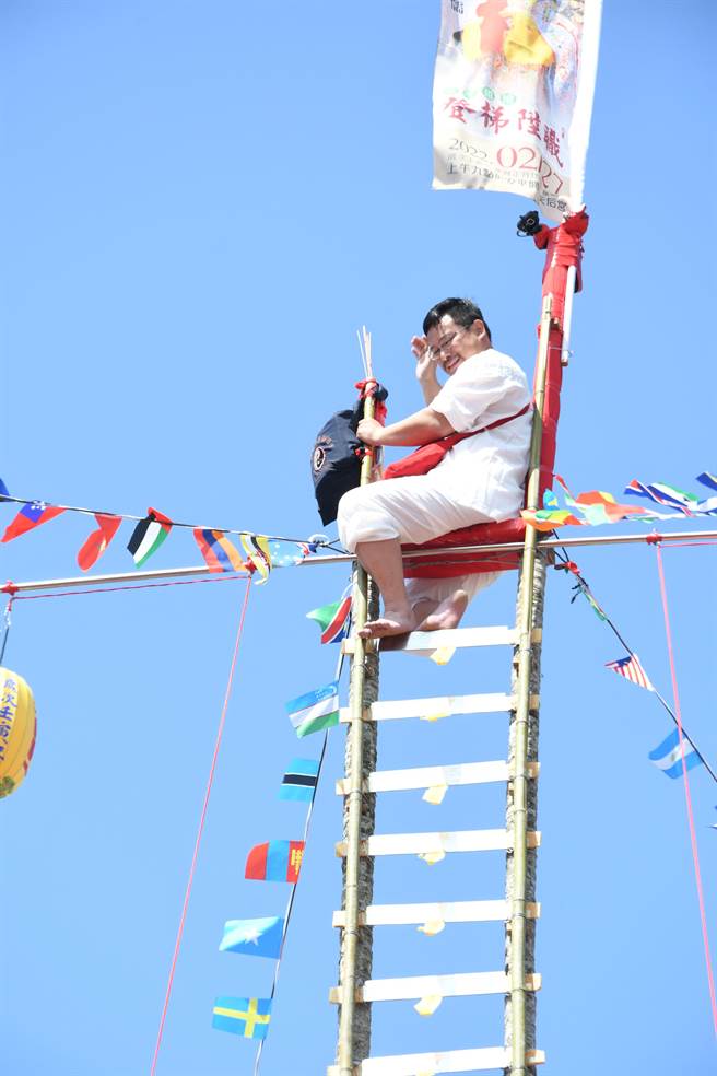 王浤儒在眾人见证下完成攀爬刀梯，成为安平道坛第三代掌门人。（安平开基天后宫提供／程炳璋台南传真）