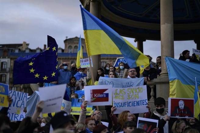 一向在外交坚持国家主权不可侵犯原则的中国，未对俄罗斯入侵乌克兰表达谴责，可能造成外交上的困境。图为西班牙群眾抗议俄国入侵乌克兰。（图／美联社）