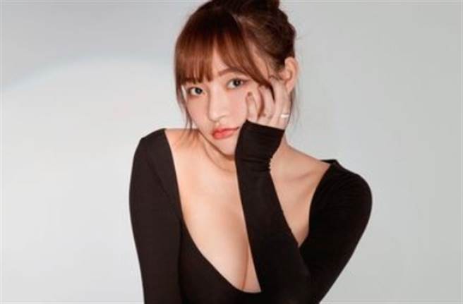 林襄不但有政治明星脸，更凭超火辣小只马身材爆红。（图／取自林襄IG）