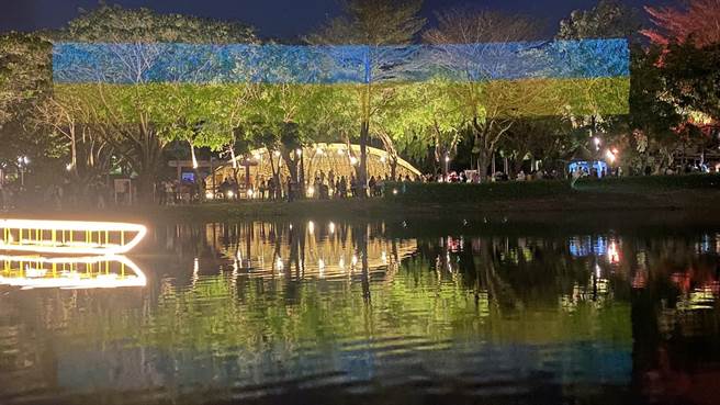 力挺乌克兰，月津港灯节水岸辉映蓝黄国旗色。（台南市文化局提供／刘秀芬台南传真）