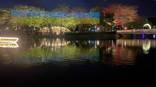 力挺乌克兰，月津港灯节水岸辉映蓝黄国旗色。（台南市文化局提供／刘秀芬台南传真）