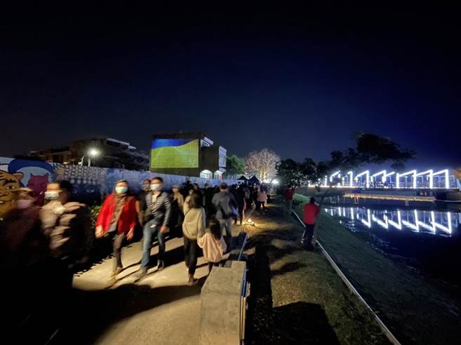 力挺乌克兰，月津港灯节水岸辉映蓝黄国旗色。（台南市文化局提供／刘秀芬台南传真）