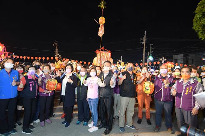 花坛乡白沙坑迎灯排活动今年因疫情考量延期办理，遇上228连假天气大好，今晚活动进入最高潮，彰化县长王惠美亲自掌福德老爷神轿，领13座灯排盛大展开绕境活动。（谢琼云摄）