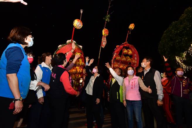 花坛乡白沙坑迎灯排活动今年因疫情考量延期办理，遇上228连假天气大好，今晚活动进入最高潮，彰化县长王惠美亲自掌福德老爷神轿，领13座灯排盛大展开绕境活动。（谢琼云摄）