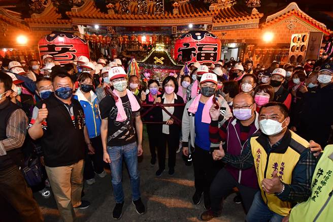 花坛乡白沙坑迎灯排活动今年因疫情考量延期办理，遇上228连假天气大好，今晚活动进入最高潮，彰化县长王惠美亲自掌福德老爷神轿，领13座灯排盛大展开绕境活动。（谢琼云摄）