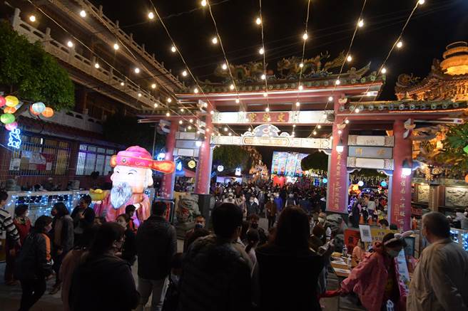 花坛白沙坑文德宫广场前，举行点灯仪式后花坛公所还安排艺文表演和摸彩活动，吸引大批民眾前来，人气强强滚。（谢琼云摄）